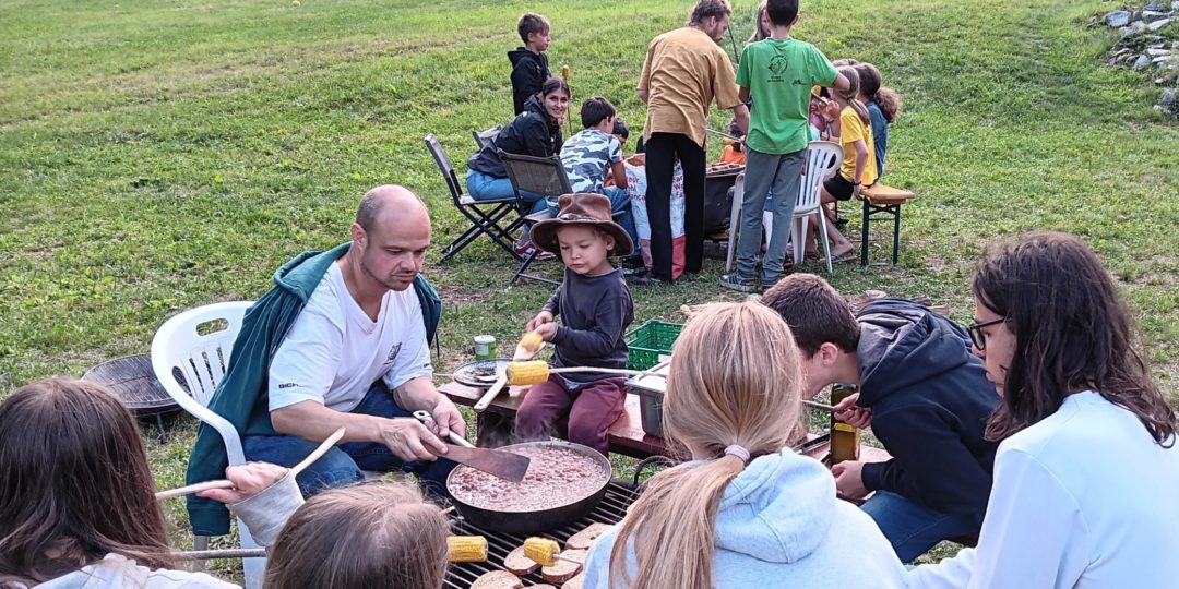 «Mi è piaciuto molto dormire in tenda, il posto è bellissimo.Il cibo era molto buono, anche quando abbiamo cucinato sul fuoco.È stata un'esperienza fantastica!»Lisa, 11 anni